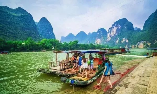 5小时到达阳朔之外,你还可以在阳朔的各大码头乘坐竹筏游览漓江风光