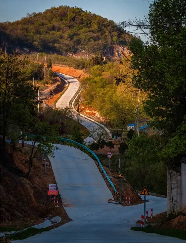 绕过银屏仙人洞风景区  环山山道有错落