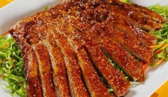 烤羊排 烤羊排,烤羊腿.烤羊腿是从烤全羊演变而来.