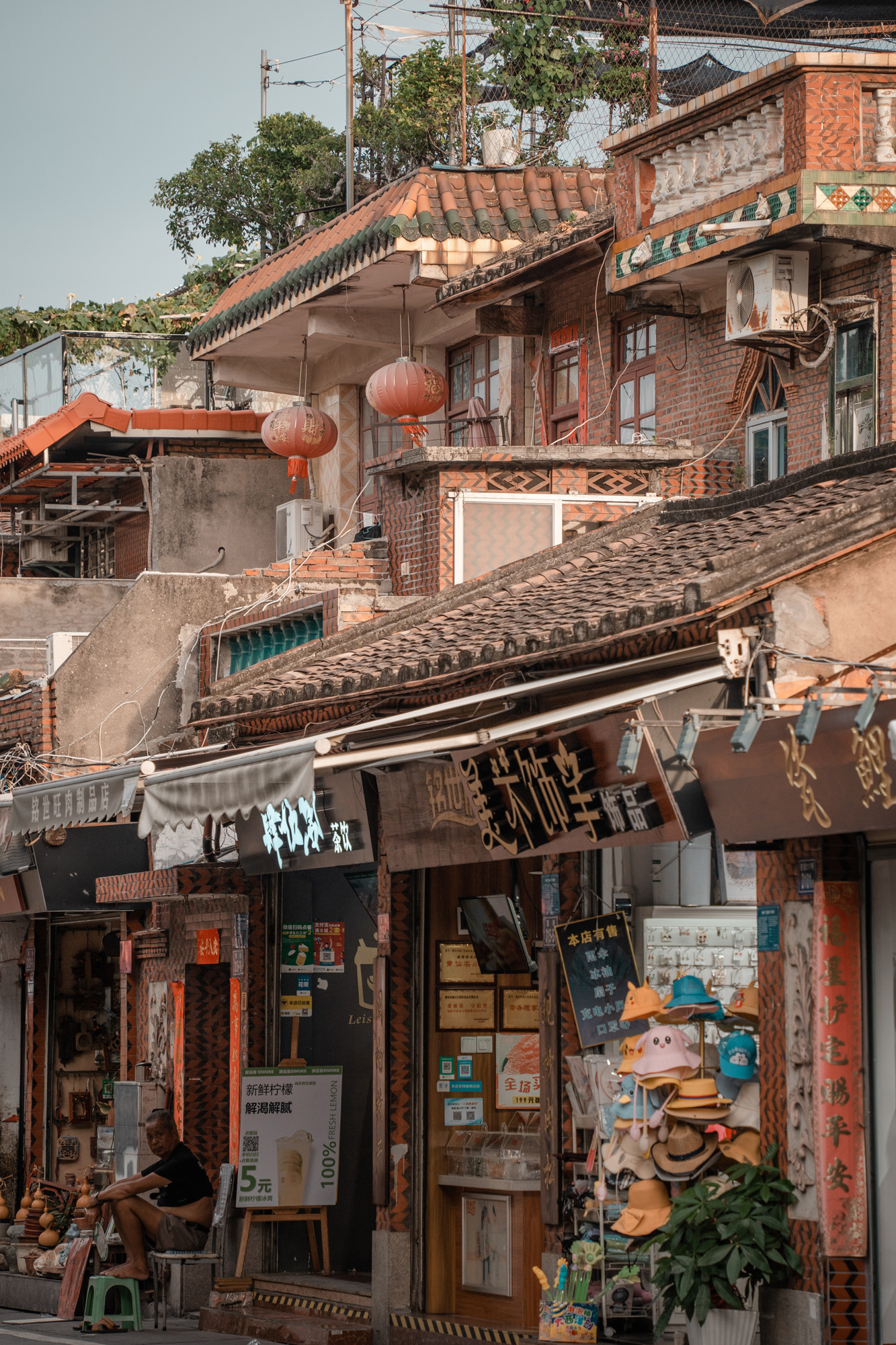 那么就非西街莫属了,西街连通着许多有历史的街巷,裴巷,井亭巷,甲第巷