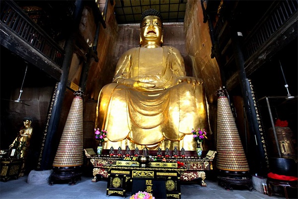 这尊大佛俗称"八丈金仙",以大佛为中心,在东西长达里许的崖壁上,留有