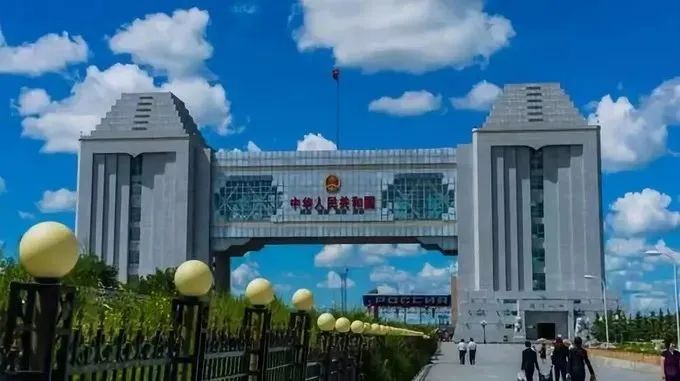 国门景区是满洲里市标志性旅游景区,是全国红色旅游重点景区.