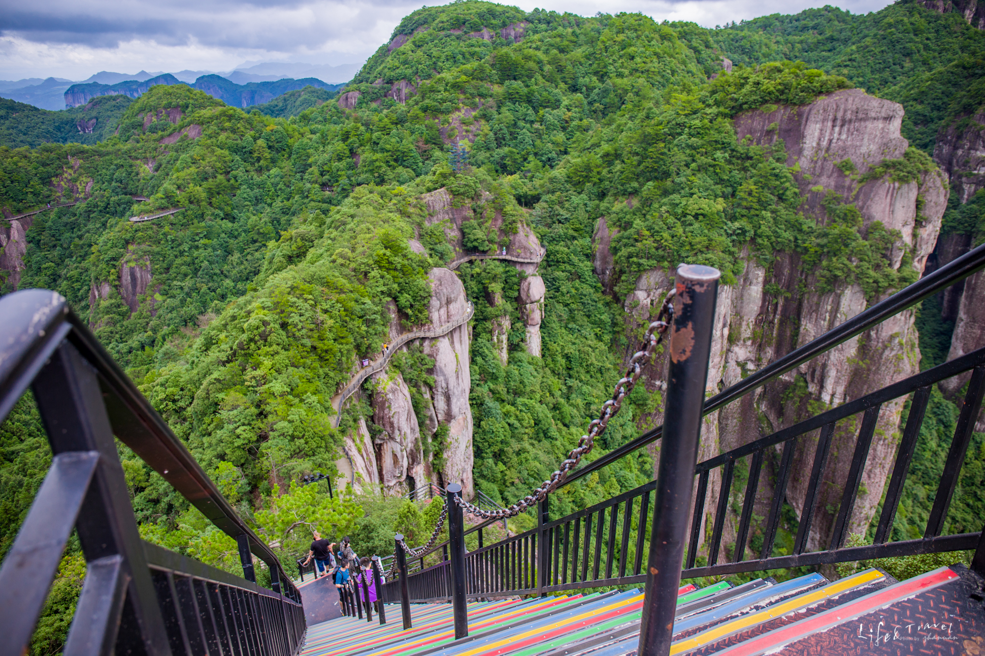 若说这景区之中最高得阶梯处,便是青云梯了.
