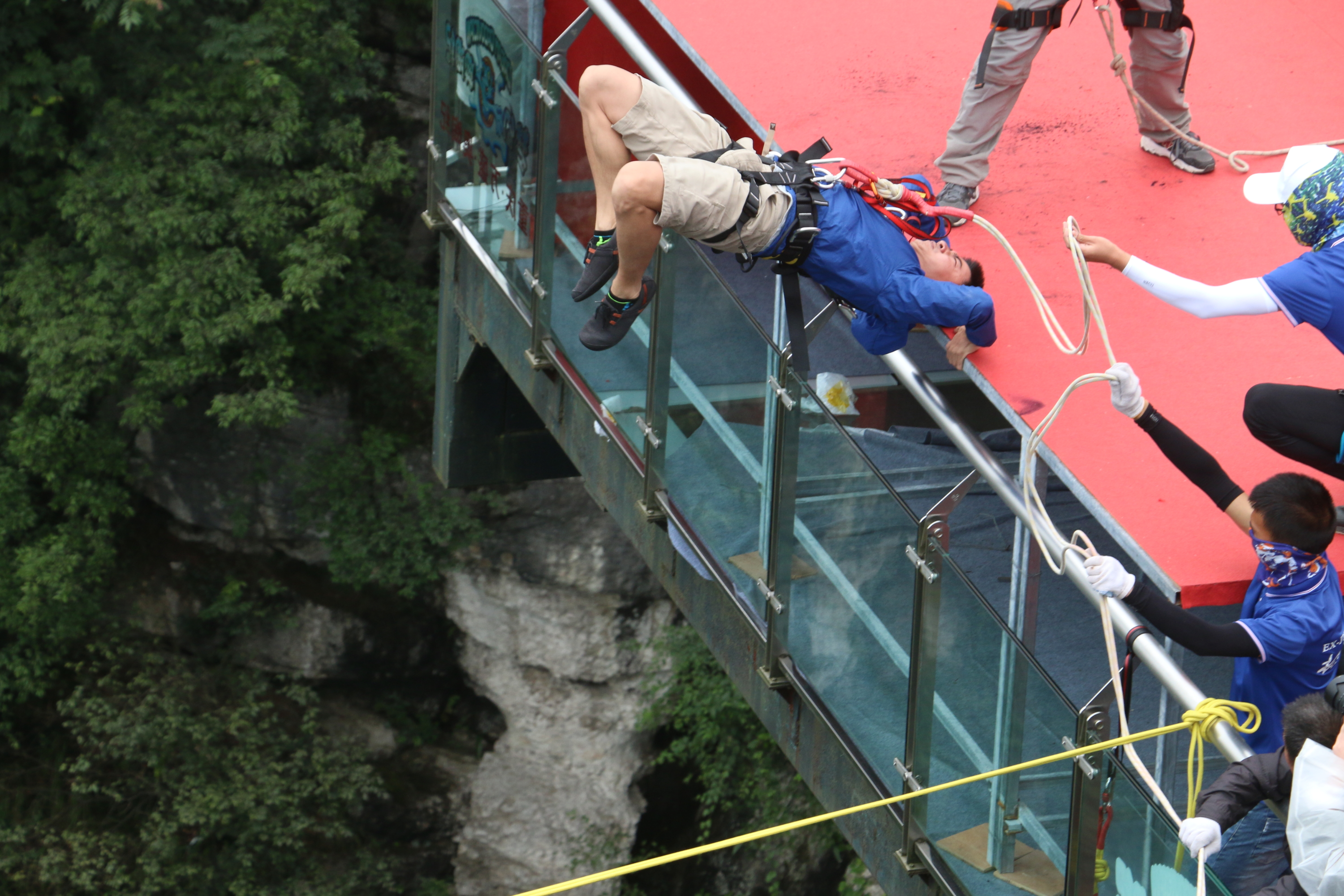 蹦极什么的弱爆了,真刺激还得看奥陶纪荡绳