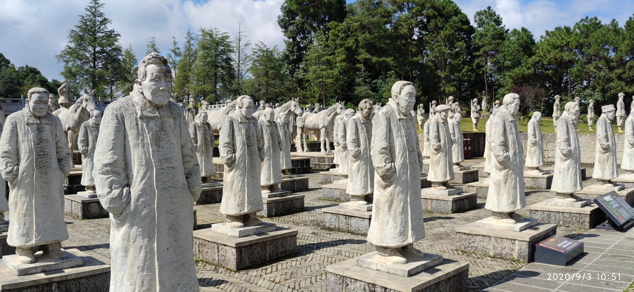 云南保山龙陵的松山战役遗址,有规模宏大,震撼人心的中国远征军雕塑群