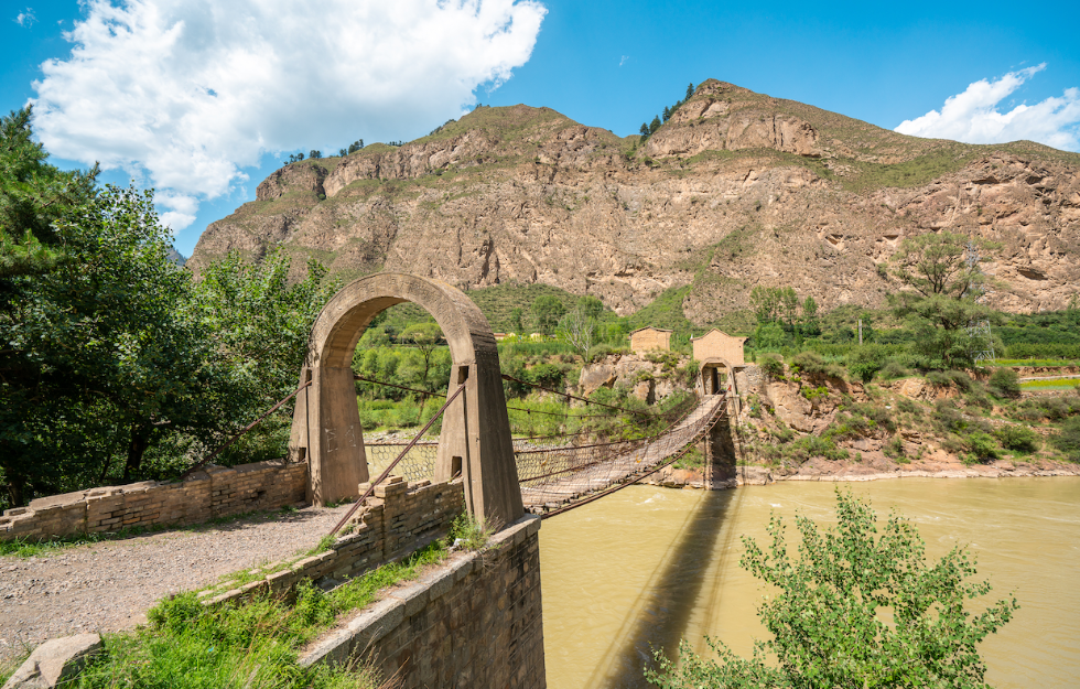 满眼的绿色苍翠欲滴,这里有亚洲之最的引大入秦工程先明峡倒虹吸,落差