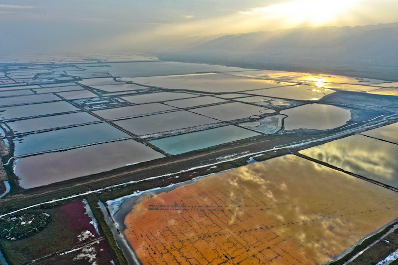 航拍运城盐湖,七彩真有
