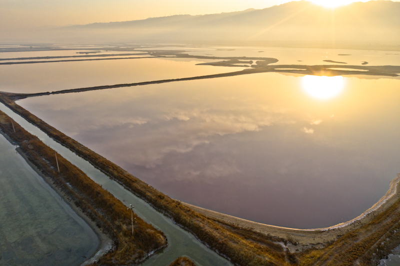 航拍运城盐湖,七彩真有