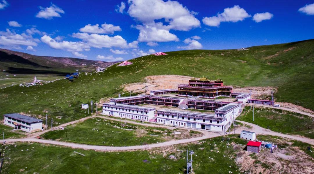 河畔高处就是阿永寺,站在这个已经有800多年历史的巍峨古寺顶层,可以