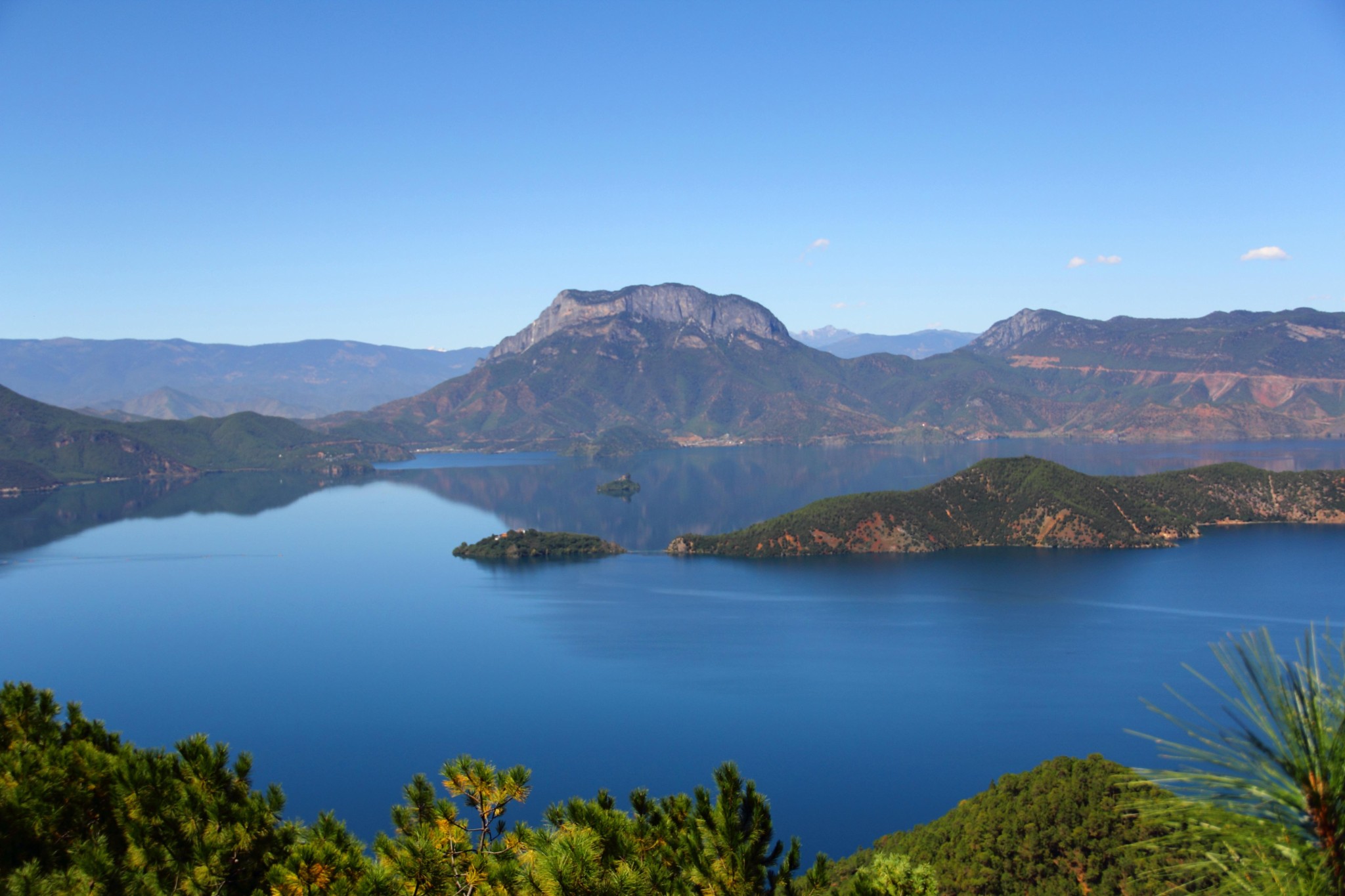 游览格姆女神山,俯瞰泸沽湖