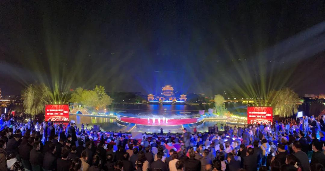 国际旅游节 首届中国泰州百梅争艳戏曲汇 在凤城河望海楼前隆重开幕