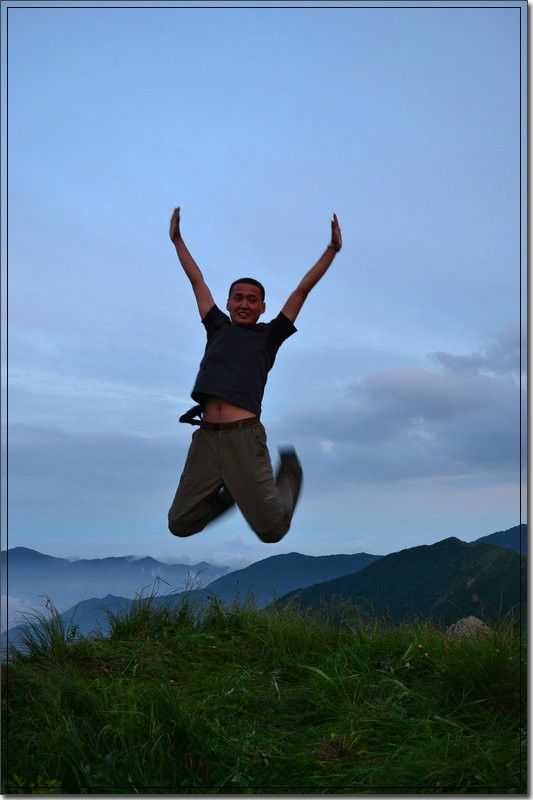 穿越小五台山,漫步金莲花海,去放松自己僵硬的身体,放逐自己的灵魂