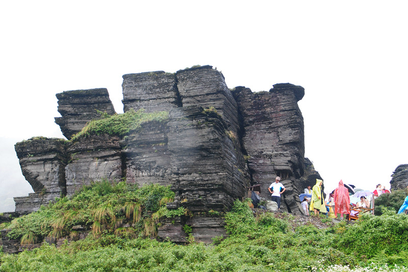 梵净山 自由行攻略                     登上梵净山顶,"万卷书崖"便