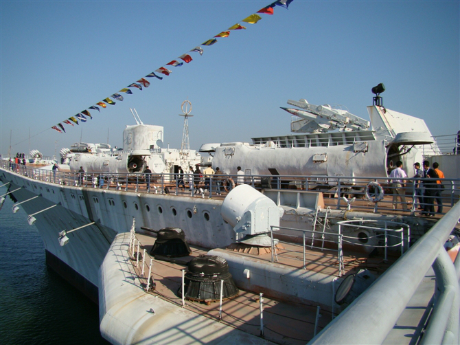 行走的力量《深圳沙头角的明克期航母》