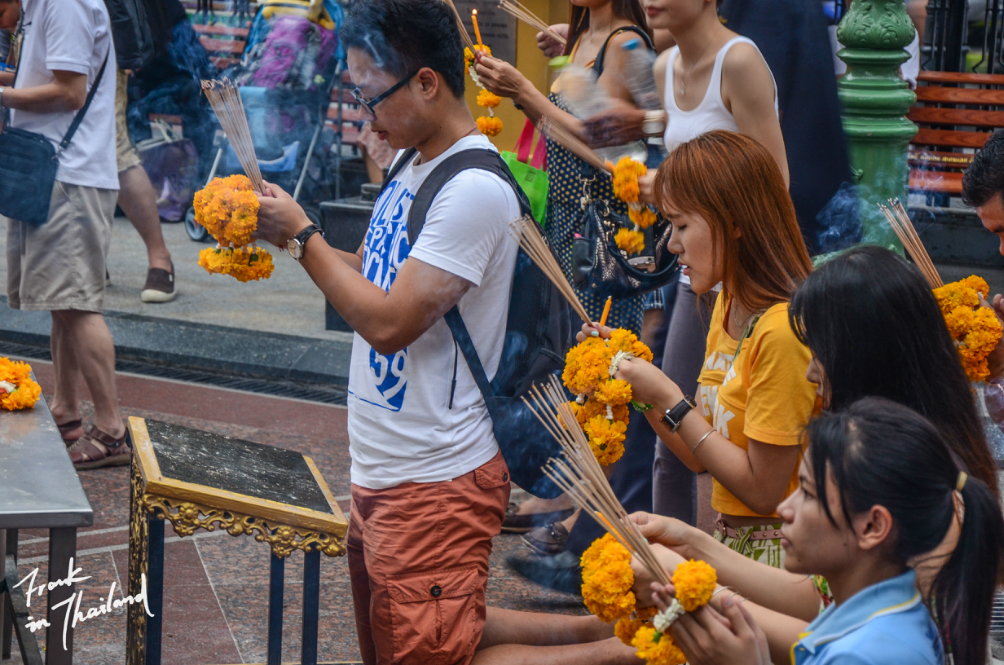 泰国人告诉你怎样拜四面佛才能有求必应!