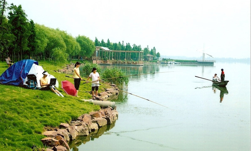 重要的是,多处垂钓点,如西沙湿地,东平森林公园等地,内配垂钓区,需缴