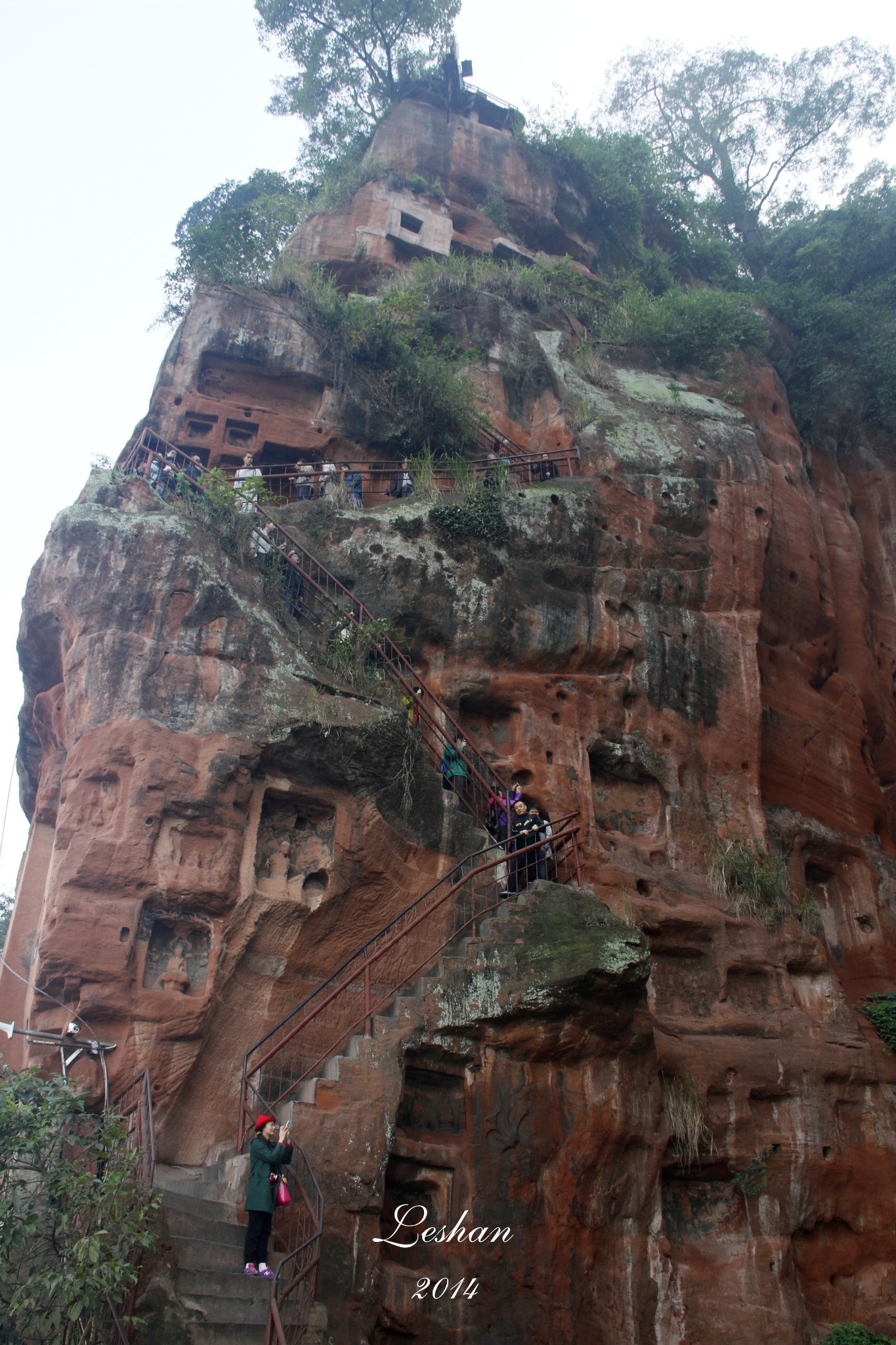 这是东方佛都(卧佛)里的连心山,从上往下俯拍.170多级台阶.