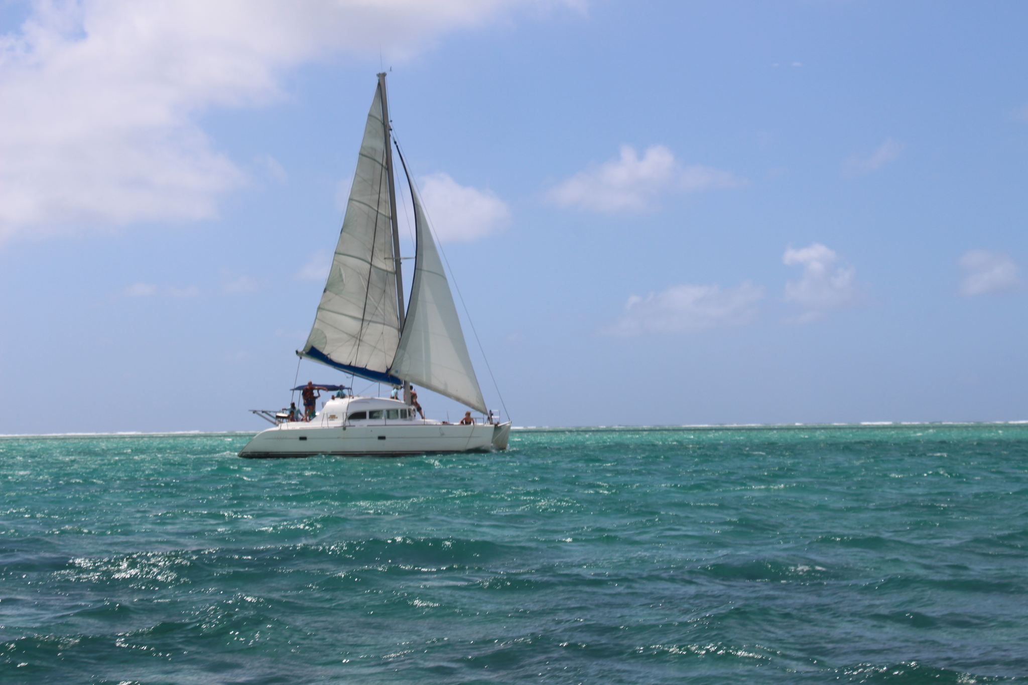 船长驾驶小船在海上驰骋