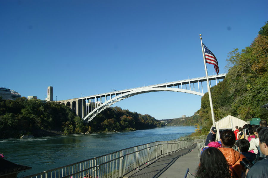 下图就是边界桥  不过当然,美国人的生活也不是绝对的美好.