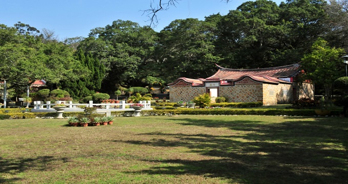 金门县位于福建省东南海上,以"固若金汤,雄镇海门"之意而称"金门".