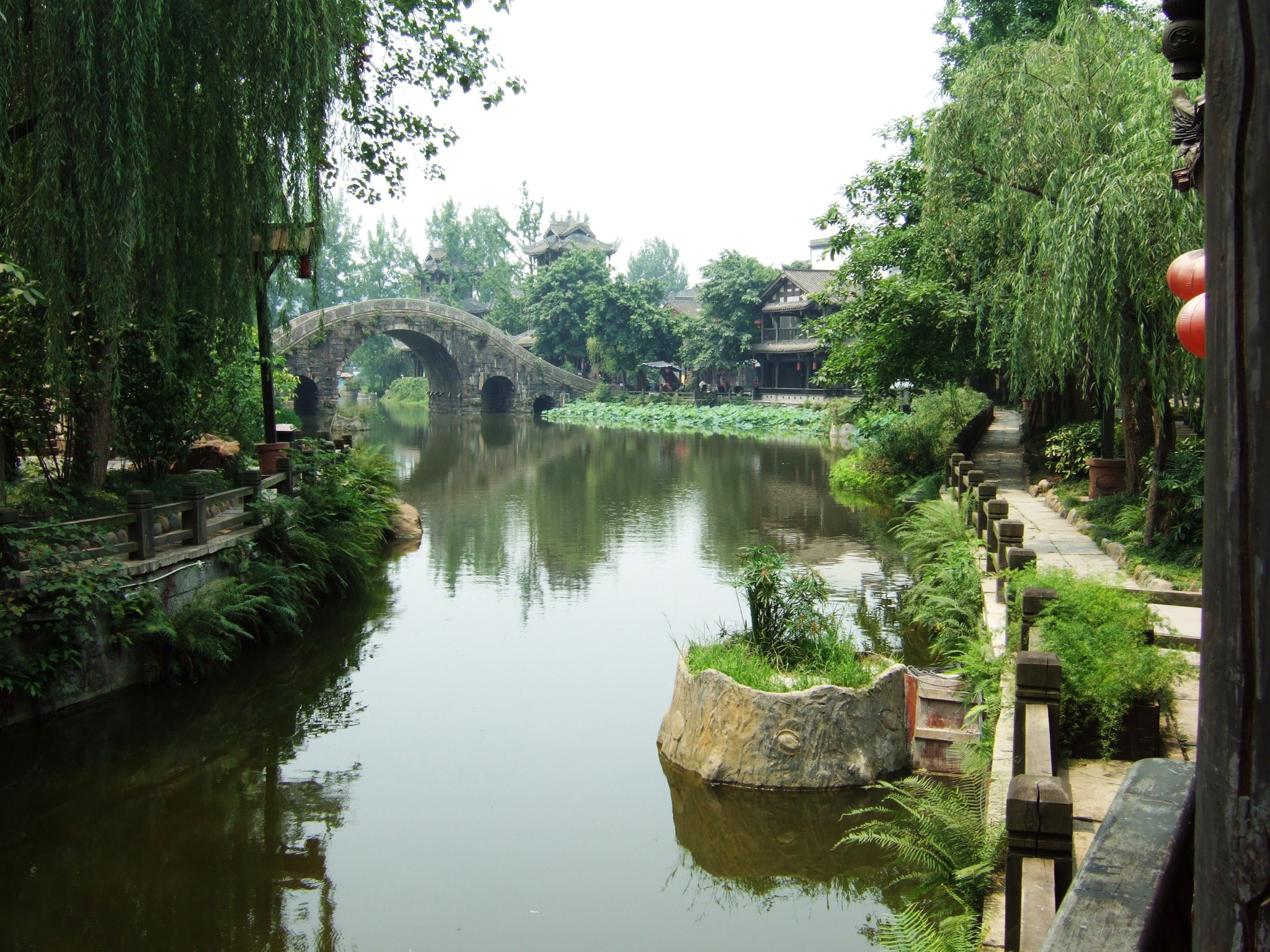 景点的小卖件这儿都有,各种各样的四川名吃这儿都卖,当然还有黄龙溪