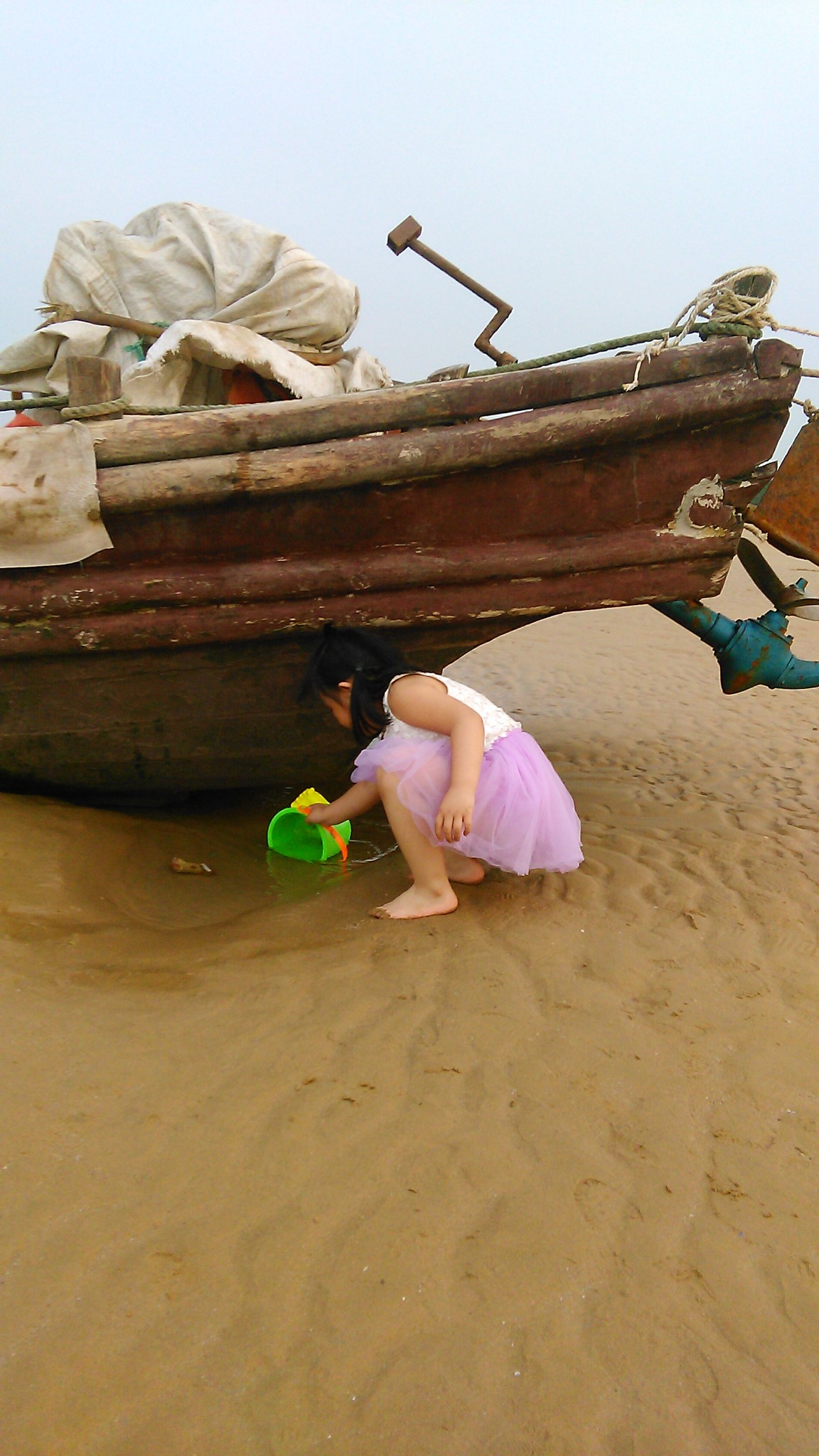 赶海的小姑娘光着小脚丫