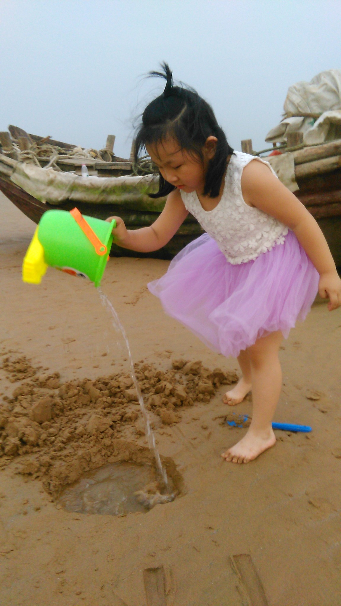 赶海的小姑娘光着小脚丫