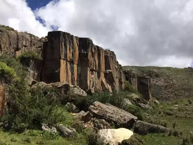 和艰险二郎山山道上的背夫,当他们在贸易市场交换来茶叶,盐,珠宝,丝绸