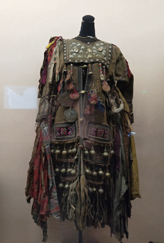               鄂伦春族萨满神衣