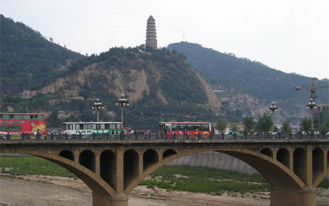 延河大桥,位于延安城东,横跨延河,连接延安城与东关